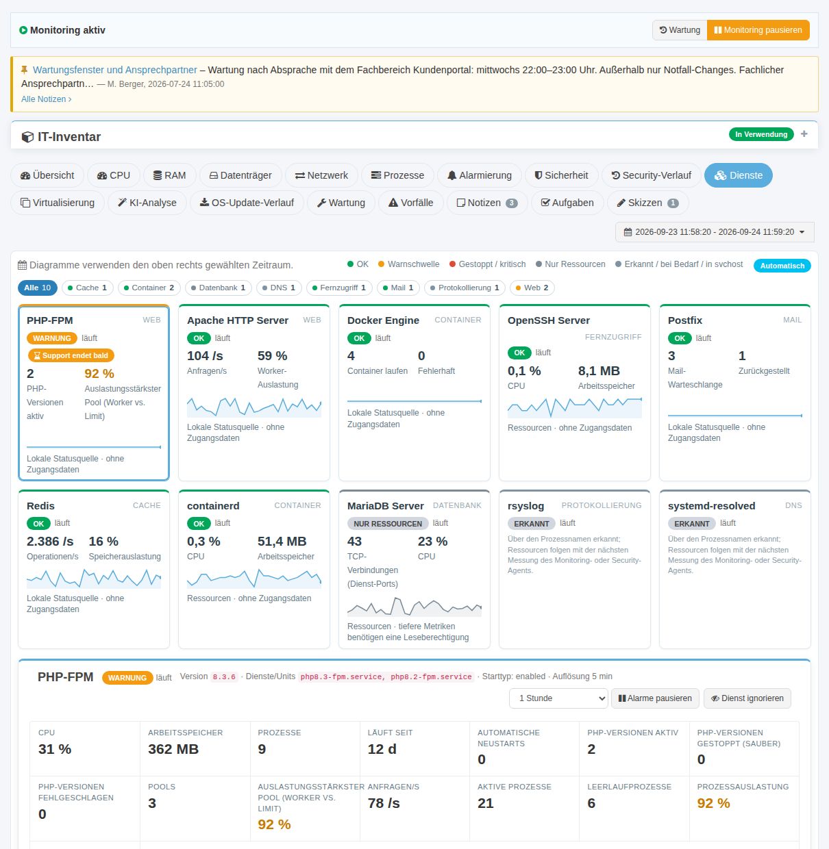 Automatisch erkannte Dienste als Kacheln: PHP-FPM, Apache, Docker, OpenSSH, Postfix, Redis, MariaDB mit Messwerten